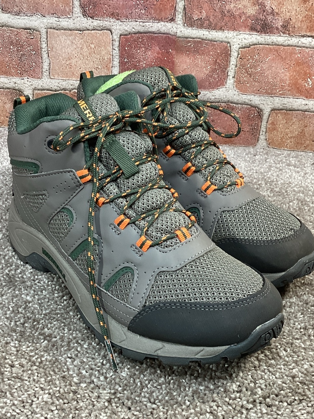 Merrell OakCreek Mid youth/womens hiking shoes youth size 5 women’s size 5.5-6